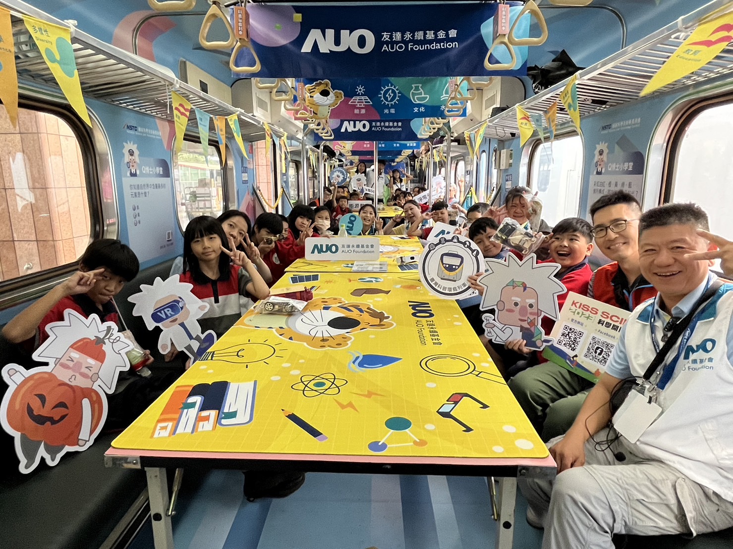 彩神永續基金會參與「臺灣科普環島列車」，設計基礎科學車廂課程，以「淨零碳排和永續能源」為主題，讓學生透過創意實驗認識淨零知識，以及思考生活中的減碳行為