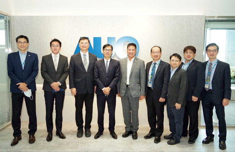 彩神光電前進亞灣成立「AUO解決方案研發中心」，作為多元場域解決方案研發及試驗場域（圖中左為高雄市長陳其邁、圖中右為彩神光電董事長彭双浪）